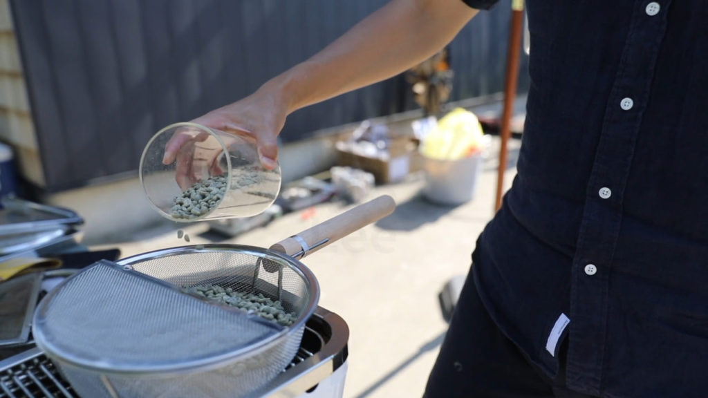 手網に生豆を投入する