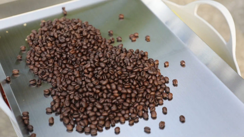 焙煎したコーヒー豆